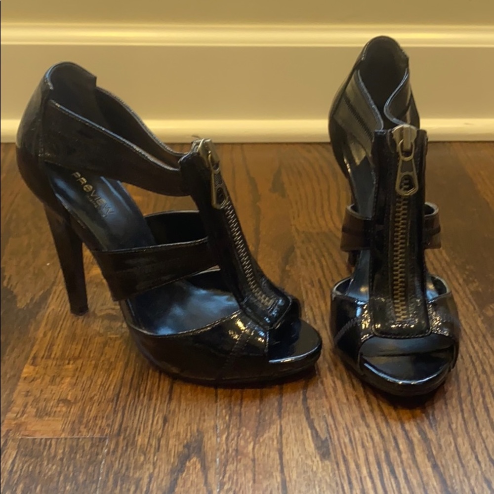 Black heels with zipper